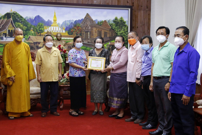 Chư tăng ni, Phật tử Việt Nam tại Lào cùng dân sở tại chống dịch ảnh 2