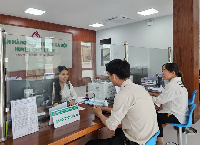 Hoạt động giao dịch tại phòng giao dịch ngân hàng chính sách xã hội huyện Chợ Lách, Bến Tre. (Ảnh: Chương Đài/TTXVN) ttxvn-ngan hang.jpg