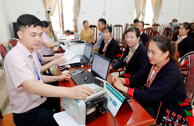 Một buổi giao dịch cho vay tại điểm giao dịch xã Ba Vì, huyện Ba Vì, Hà Nội. (Ảnh: Trần Việt/TTXVN) ttxvn-tin dung.jpg