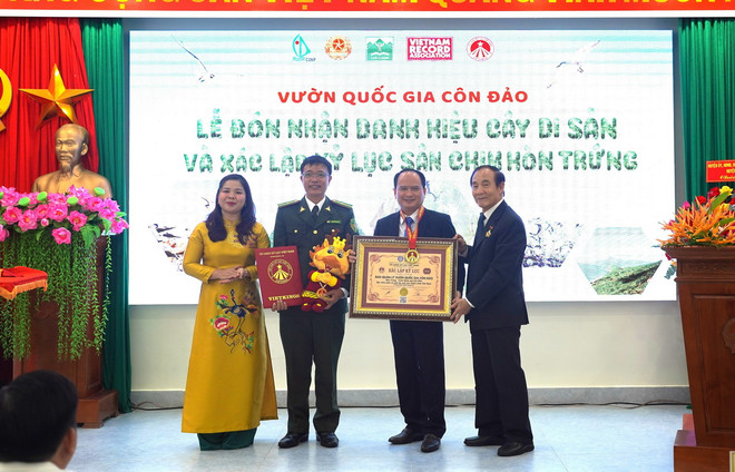 Tổ chức Kỷ lục Việt Nam trao chứng nhận xác lập kỷ lục Hòn Trứng là sân chim biển có mật độ sinh sản nhiều nhất Việt Nam cho Ban Quản lý Vườn Quốc gia Côn Đảo. (Ảnh: Huỳnh Sơn/TTXVN) ttxvn_xac_lap_ky_luc_san_chim_hon_trung (13).jpg