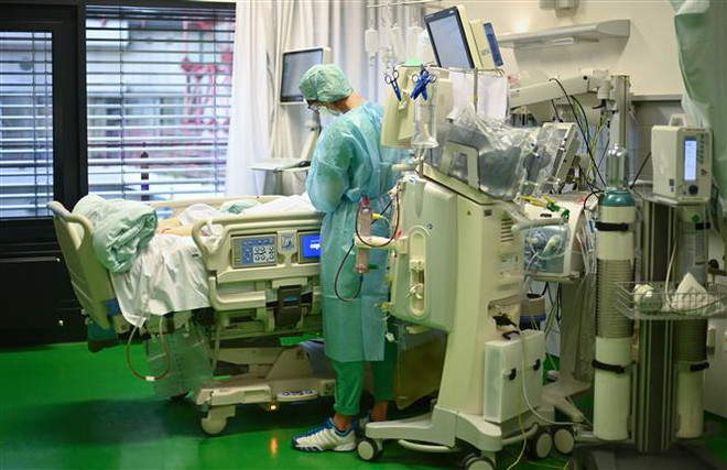 Bệnh nhân nhiễm COVID-19 điều trị tại bệnh viện Aachen, Đức. (Ảnh: AFP/TTVN) Đức và Liban phát hiện ca đầu tiên nhiễm biến thể VUI-202012/01 ảnh 1