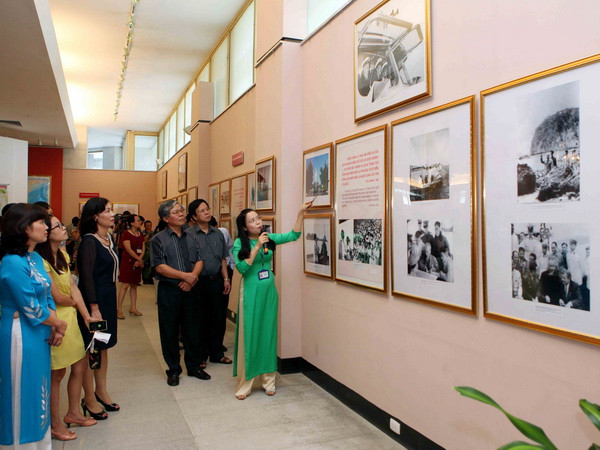 Tiếp nhận thêm nhiều tư liệu và hiện vật quý về Bác Hồ ảnh 1