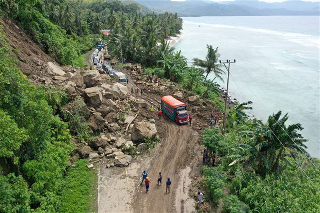 Hiện trường một vụ lở đất tại Majene, Tây Sulawesi, Indonesia, ngày 19/1/2021. (Ảnh: AFP/TTXVN) Indonesia nỗ lực tìm kiếm người mất tích trong vụ sập mỏ vàng ảnh 1