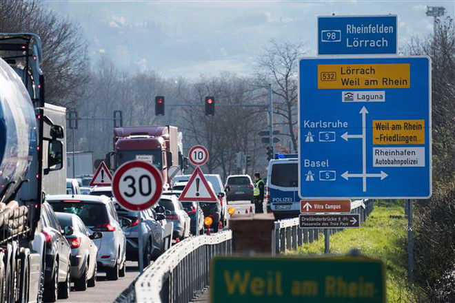 Dịch COVID-19: Pháp, Đức tăng cường kiểm soát biên giới chung ảnh 1