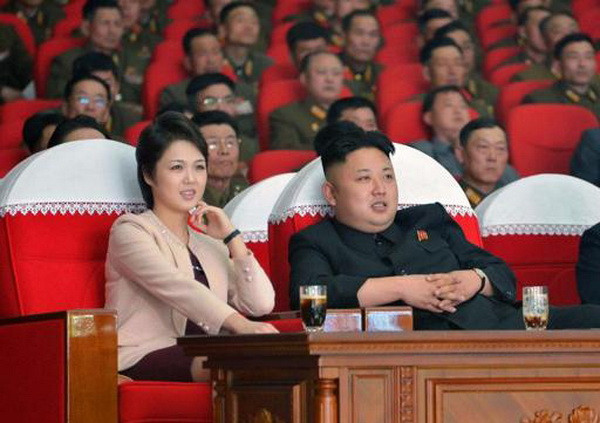 Phu nhân ông Kim Jong-un tái xuất trên báo chí Triều Tiên ảnh 1