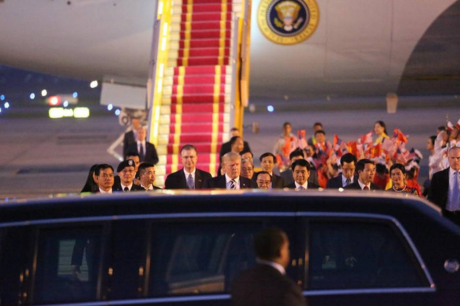 [Photo] Hình ảnh đầu tiên của Tổng thống Hoa Kỳ Donald Trump ở Hà Nội ảnh 12