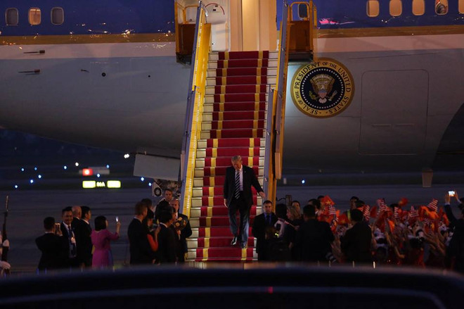 [Photo] Hình ảnh đầu tiên của Tổng thống Hoa Kỳ Donald Trump ở Hà Nội ảnh 7
