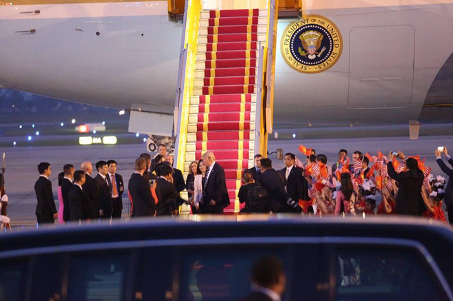 [Photo] Hình ảnh đầu tiên của Tổng thống Hoa Kỳ Donald Trump ở Hà Nội ảnh 9