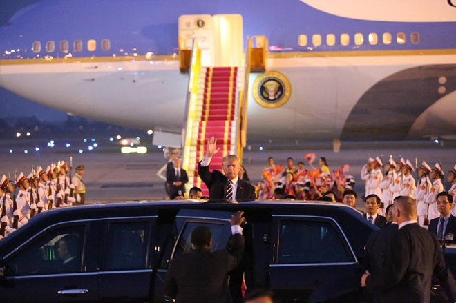 [Photo] Hình ảnh đầu tiên của Tổng thống Hoa Kỳ Donald Trump ở Hà Nội ảnh 11