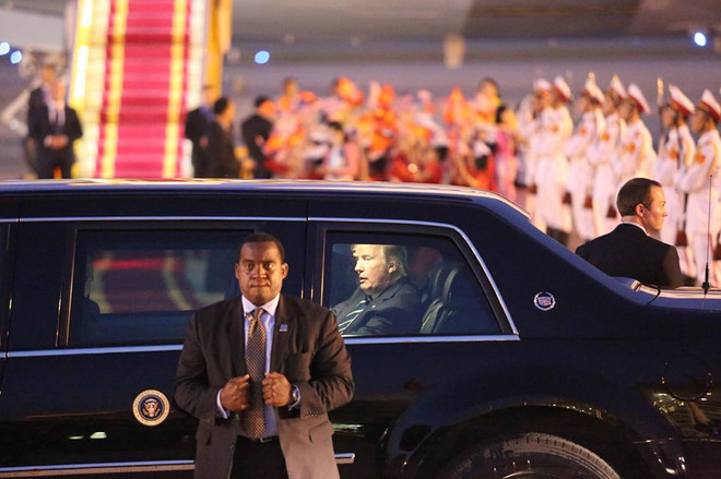 [Photo] Hình ảnh đầu tiên của Tổng thống Hoa Kỳ Donald Trump ở Hà Nội ảnh 15