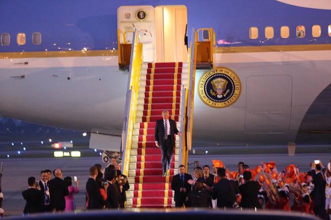 [Photo] Hình ảnh đầu tiên của Tổng thống Hoa Kỳ Donald Trump ở Hà Nội ảnh 6