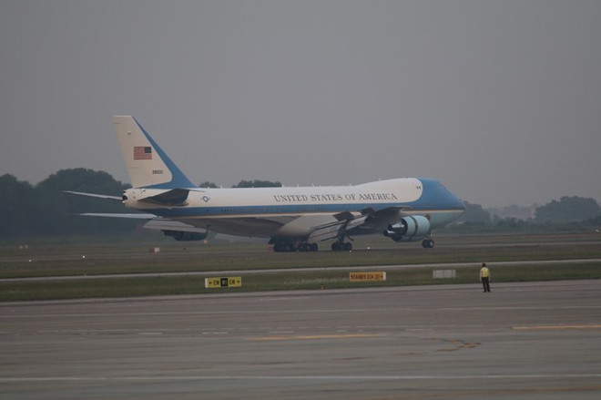 [Photo] Hình ảnh đầu tiên của Tổng thống Hoa Kỳ Donald Trump ở Hà Nội ảnh 1