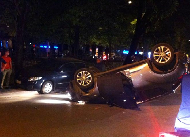 Hai vợ chồng mải giằng co, ôtô mất lái lật nhào giữa quốc lộ ảnh 1