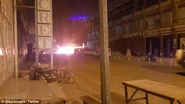 Hiện trường vụ tấn công. (Nguồn: dailymail.co.uk) Cảnh sát Burkina Faso đấu súng với đối tượng bắt con tin tại khách sạn ảnh 1