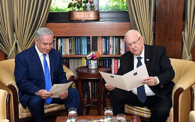 Tổng thống Reuven Rivlin (phải) và Thủ tướng Benjamin Netanyahu. (Nguồn: timesofisrael.com) Tổng thống Israel gia hạn thời gian thành lập chính phủ mới ảnh 1