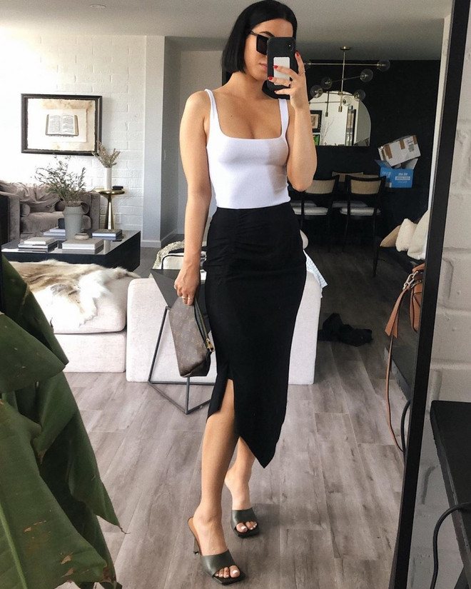 Blogger thời trang Tania Sarin Araradian cũng tậu cho mình một đôi màu đen cực dễ phối đồ. Những đôi giày mũi vuông với khả năng xoay chuyển cục diện thời trang ảnh 8
