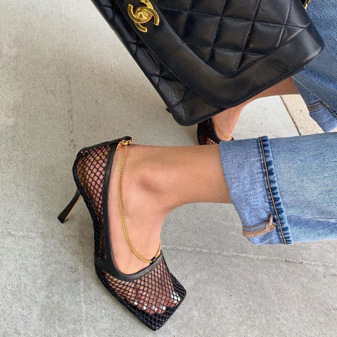 Cô nàng Brittany Xavier cũng nhanh nhẹn sở hữu được đôi Stretch Pumps độc đáo. Các cô nàng có thể thỏa sức khoe bộ móng chân tuyệt đẹp của mình với thiết kế này. Những đôi giày mũi vuông với khả năng xoay chuyển cục diện thời trang ảnh 13