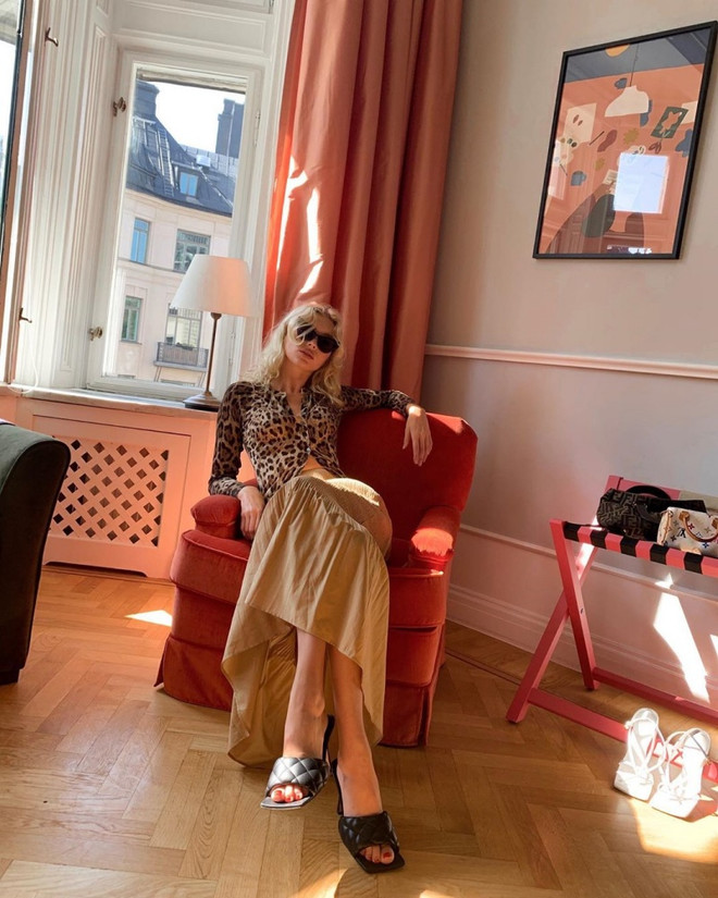 Chỉ với một đôi giày mũi vuông, Elsa Hosk phối cùng 3 bộ trang phục khác nhau, chứng tỏ khả năng dễ tương thích của mẫu giày này. Những đôi giày mũi vuông với khả năng xoay chuyển cục diện thời trang ảnh 4
