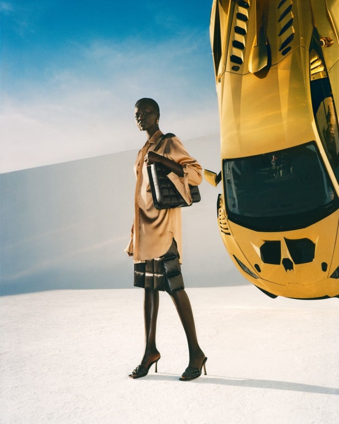 Chiến dịch quảng cáo bộ sưu tập Thu Đông 2019 của Bottega Veneta với đôi giày mũi vuông ấn tượng. Những đôi giày mũi vuông với khả năng xoay chuyển cục diện thời trang ảnh 9