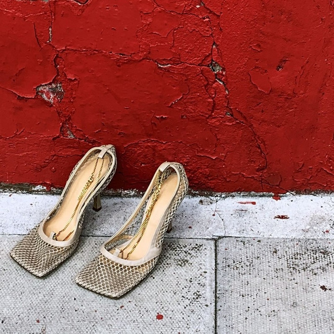 Một phiên bản giày mũi vuông của Bottega Veneta dưới bàn tay sáng tạo của nhà thiết kế Daniel Lee. Đôi Stretch Pumps này có chất liệu lưới co dãn cùng với chi tiết dây xích mảnh mạ vàng ôm lấy bàn chân vô cùng điệu đà. Những đôi giày mũi vuông với khả năng xoay chuyển cục diện thời trang ảnh 12