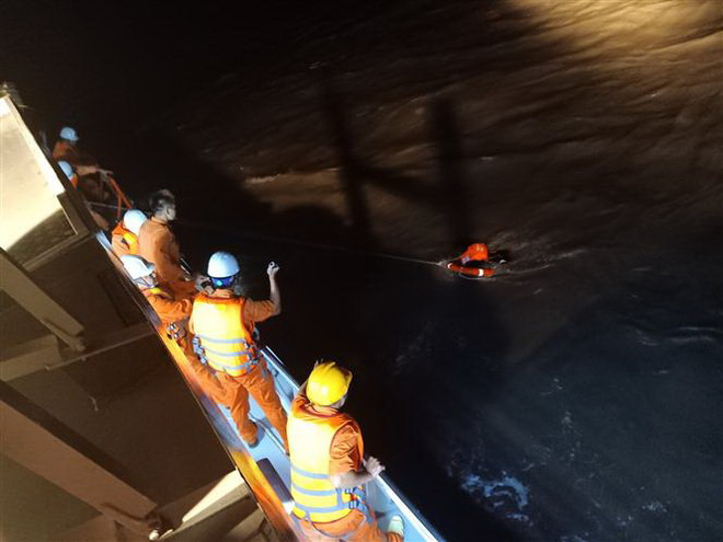 Cấp cứu thuyền viên bị vật nặng rơi trúng đầu trên biển Đà Nẵng ảnh 1