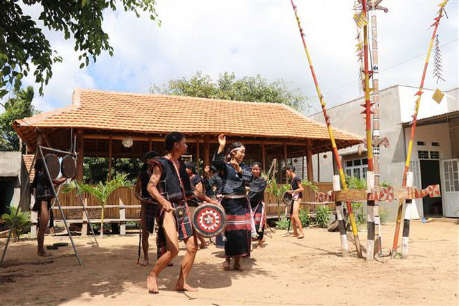 Người truyền cảm hứng cho đồng bào Bahnar ở Gia Lai làm du lịch ảnh 2