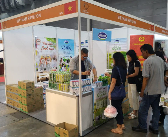 Gian hàng của Vinamilk dự hội chợ. (Ảnh: CTV) 4 doanh nghiệp Việt dự hội chợ thực phẩm châu Á-TBD tại Singapore ảnh 1