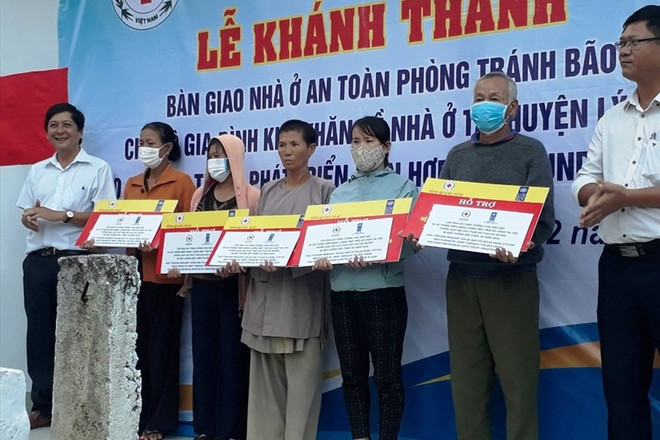 Quảng Ngãi bàn giao 10 nhà ở an toàn phòng tránh bão cho dân Lý Sơn ảnh 1