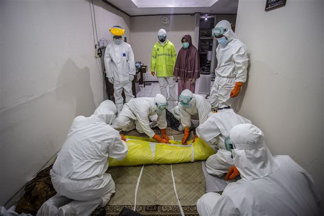 Hơn 1.100 nhân viên y tế Indonesia tử vong do mắc COVID-19 ảnh 1