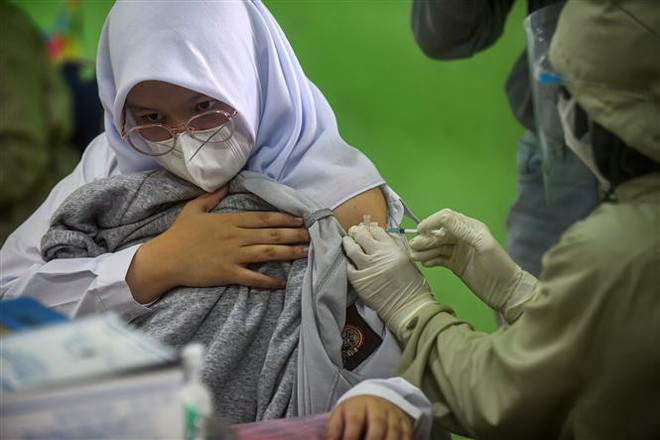 Indonesia sẽ tiêm vaccine COVID-19 mũi thứ ba cho nhân viên y tế ảnh 1
