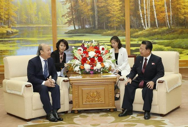 Ông Võ Văn Phuông, Ủy viên Trung ương Đảng, Phó Trưởng Ban Tuyên giáo Trung ương đến chào xã giao ông Choe Ryong Hae, Ủy viên Thường vụ Bộ chính trị, Phó Chủ tịch thứ nhất Ủy ban Quốc vụ nước Cộng hòa Dân chủ Nhân dân Triều Tiên, Chủ tịch Ủy ban Thường vụ Hội nghị Nhân dân tối cao Triều Tiên. (Ảnh: Phương Hoa/TTXVN) Củng cố quan hệ hữu nghị truyền thống giữa Triều Tiên-Việt Nam ảnh 1