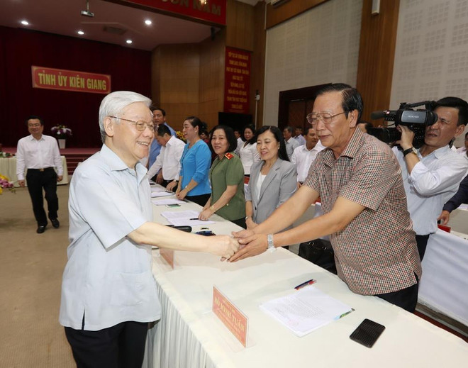 Tổng Bí thư, Chủ tịch nước Nguyễn Phú Trọng với lãnh đạo và cán bộ chủ chốt tỉnh Kiên Giang. (Ảnh: Trí Dũng/TTXVN) Kiên Giang cần phát huy mạnh mẽ, hiệu quả tiềm năng để phát triển ảnh 2