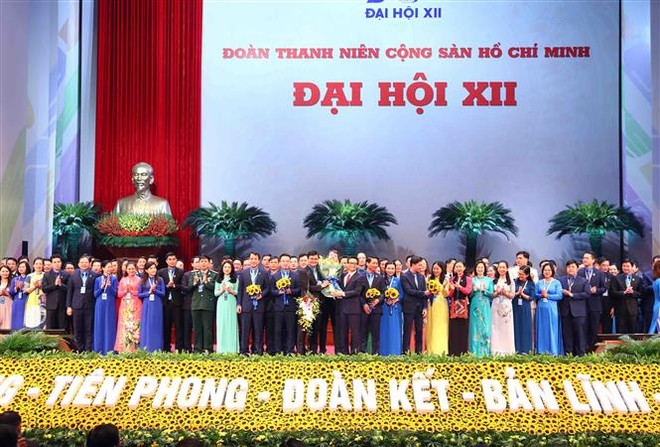 Phó Thủ tướng Vũ Đức Đam tặng hoa chúc mừng Ban Chấp hành Trung ương Đoàn khóa XII, nhiệm kỳ 2022-2027. (Ảnh: Phạm Kiên/TTXVN) Đoàn Thanh niên Việt-Lào giao lưu nghệ thuật mừng đại hội đoàn lần XII ảnh 1
