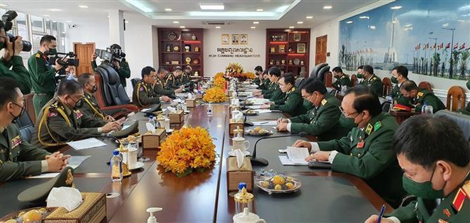 Quang cảnh buổi Hội đàm song phương Bộ Quốc phòng Việt Nam và Bộ Quốc phòng Campuchia. (Ảnh: TTXVN) Tăng cường quan hệ hợp tác giữa quân đội Việt Nam và Campuchia ảnh 1