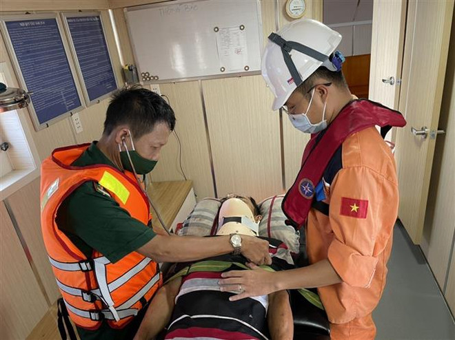 Khánh Hòa: Đưa vào bờ, cấp cứu kịp thời một thuyền viên nước ngoài ảnh 1