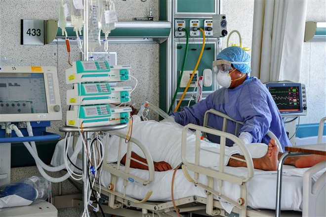 Nhân viên y tế chăm sóc bệnh nhân COVID-19 tại trung tâm y tế Adolfo Lopez Mateos ở Toluca, Mexico. (Ảnh: AFP/TTXVN) Chính phủ Mexico tuyên bố COVID-19 bước sang cấp độ đại dịch ảnh 1
