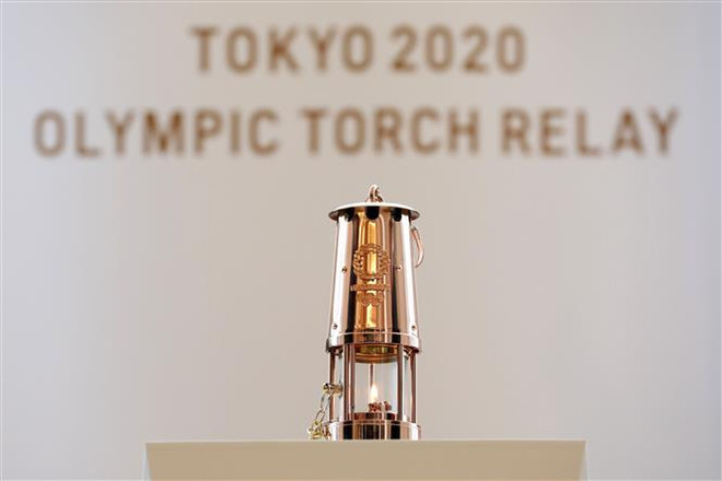Ngọn đuốc Olympic 2020 được trưng bày tại trung tâm tập huấn bóng đá quốc gia Nhật Bản J-Village, tỉnh Fukushima, Nhật Bản ngày 1/4/2020. (Ảnh: THX/TTXVN) Nhật Bản bác tin chi trả phí phát sinh do hoãn Thế vận hội Tokyo 2020 ảnh 1