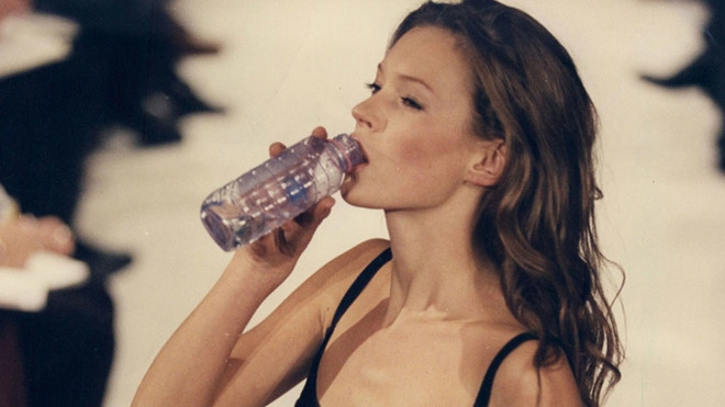 Bí quyết chăm sóc da: Uống đủ nước, đẹp đủ đường! ảnh 1