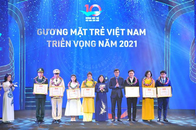 Bí thư Trung ương Đảng, Trưởng ban Dân vận Trung ương Bùi Thị Minh Hoài và Ủy viên dự khuyết Trung ương Đảng, Bí thư thường trực Trung ương Đoàn Bùi Quang Huy trao giải thưởng tuyên dương các Gương mặt trẻ Việt Nam triển vọng năm 2021. (Ảnh: Minh Đức/TTXVN) Vinh danh các tài năng trẻ xuất sắc trong xây dựng và bảo vệ Tổ quốc ảnh 2
