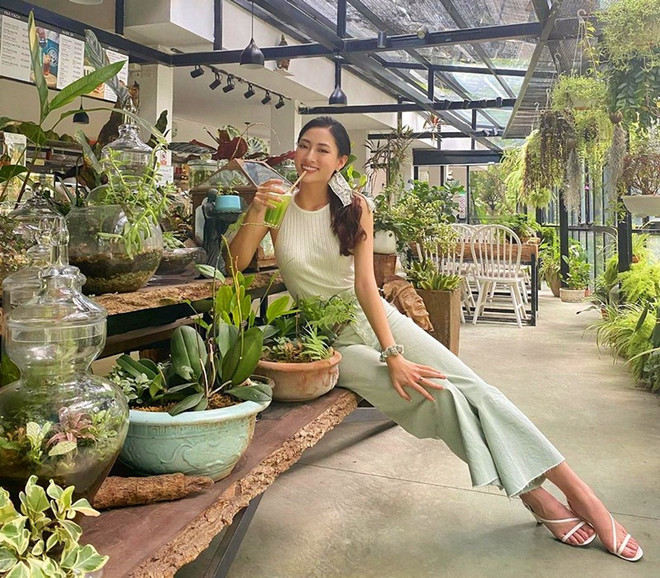 Crop top đổ bộ street style, giúp sao Việt khoe eo thon dáng gọn ảnh 9