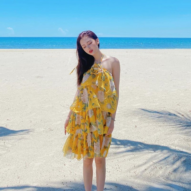 Crop top đổ bộ street style, giúp sao Việt khoe eo thon dáng gọn ảnh 14