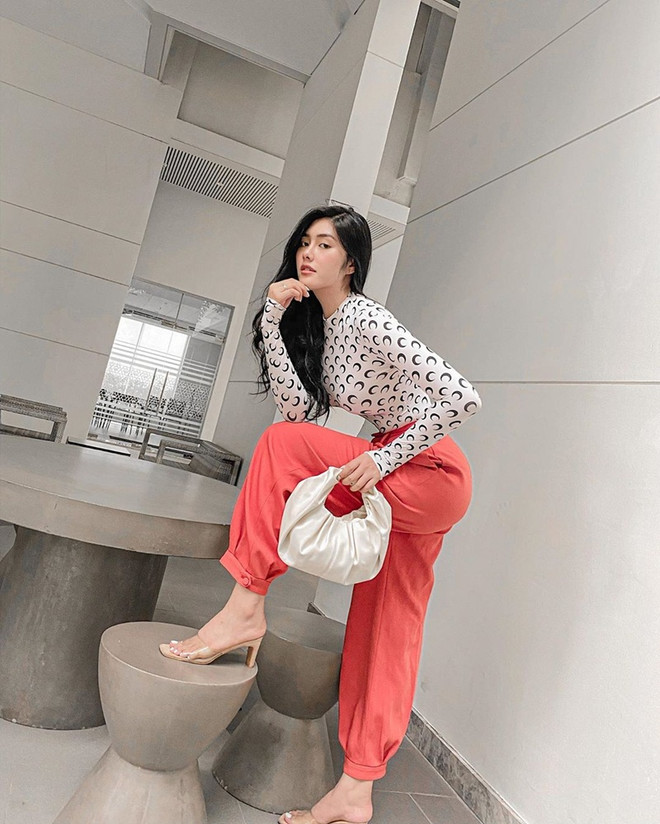 Crop top đổ bộ street style, giúp sao Việt khoe eo thon dáng gọn ảnh 16