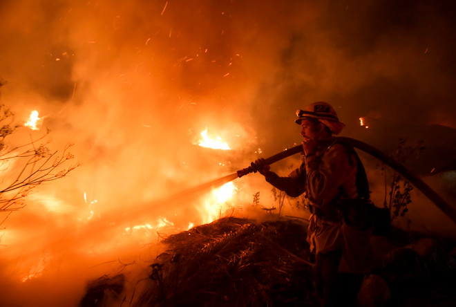 Lực lượng cứu hỏa Mỹ tiếp tục diệt giặc lửa trong đêm Giáng sinh ảnh 1
