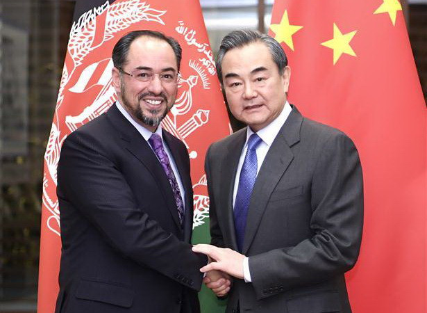 Ngoại trưởng Trung Quốc Vương Nghị (phải) và người đồng cấp Afghanistan Salahuddin Rabbani tại Bắc Kinh hôm 25/12. (Nguồn: Xinhua) Trung Quốc mong muốn tăng cường hợp tác với Afghanistan ảnh 1