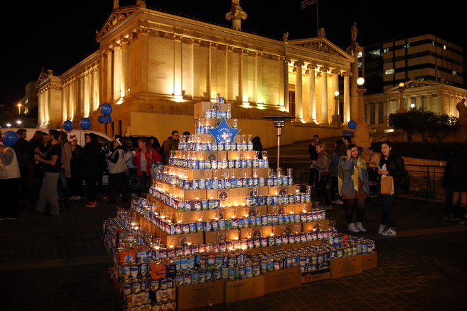 Cây thông Noel vô cùng đặc biệt tại trung tâm thủ đô Hy Lạp ảnh 1