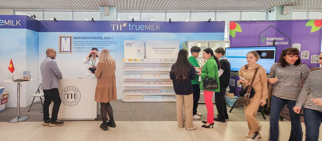 Khu vực gian hàng giới thiệu sản phẩm của Tập đoàn TH tại Global Expo Vladivostok 2024 thu hút nhiều khách hàng tham quan, trải nghiệm sản phẩm. (Ảnh: An Lâm) Anh 1_Gian hang TH tai Valdivostok Nga (1).jpg
