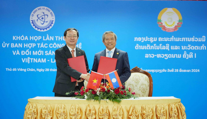 Hai Bộ trưởng trao đổi biên bản Khóa họp lần thứ nhất Ủy ban hợp tác Công nghệ và Đổi mới sáng tạo Việt Nam-Lào. (Ảnh: Đỗ Bá Thành/TTXVN) ttxvn-viet-lao.jpg