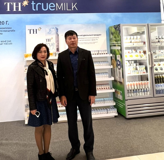 Tổng Lãnh sự Nguyễn Đăng Hiền và Phu nhân thăm gian hàng triển lãm của Tập đoàn TH. (Ảnh: An Lâm) Ảnh 5- Vien Dong, TLS Dang Hien tham quan gian hang THok(1).jpg
