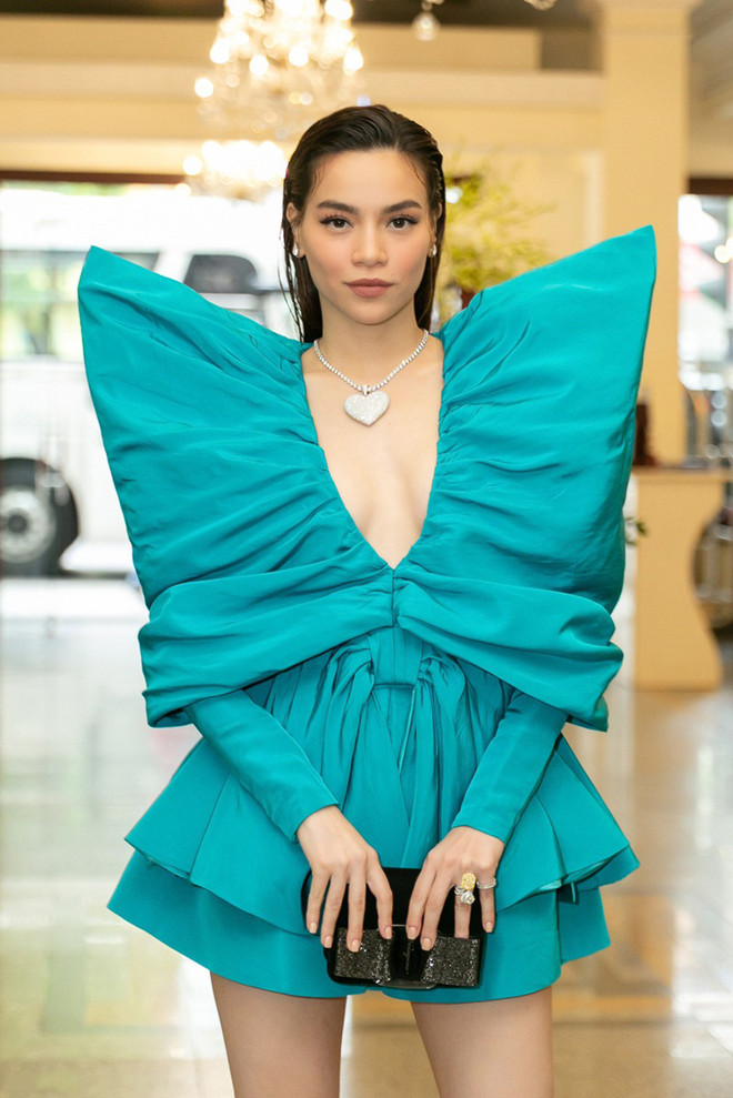 Thanh Hằng, Hồ Ngọc Hà cùng diện thiết kế nơ xanh đồ sộ của Công Trí ảnh 2