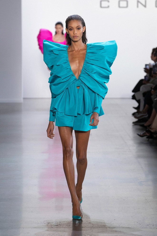 Thanh Hằng, Hồ Ngọc Hà cùng diện thiết kế nơ xanh đồ sộ của Công Trí ảnh 9